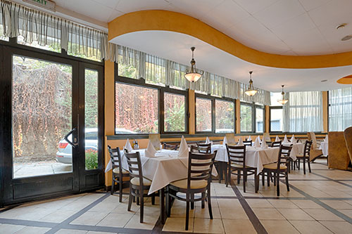 ServiTout nettoie les plafonds de restaurants, améliorant l'éclairage et désodorisant l'environnement