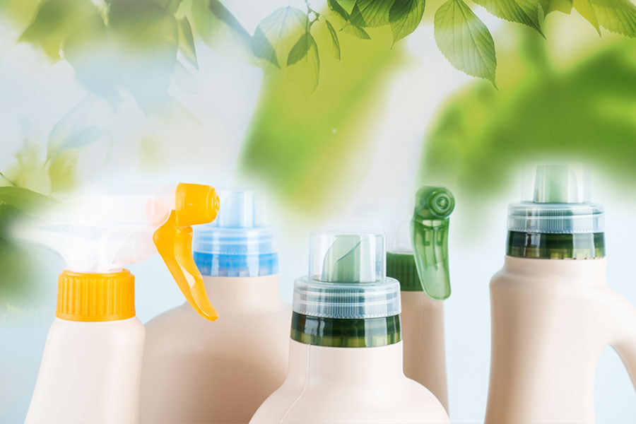 Vaporisateurs désinfectants et bouteilles de produits nettoyants concentrés